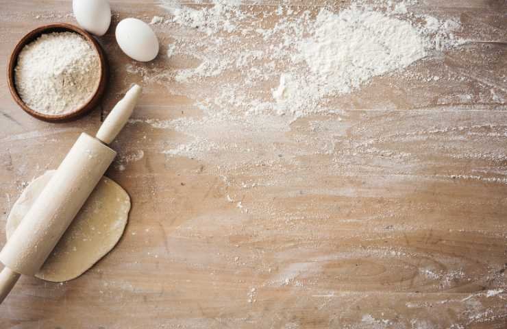 Stendere l'impasto dei biscotti con il mattarello