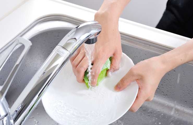 Metodo più efficace per pulire i piatti