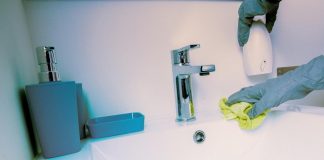 Come pulire il silicone annerito vasca da bagno