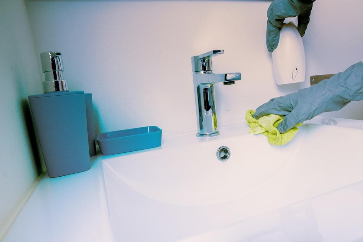 Come pulire il silicone annerito vasca da bagno