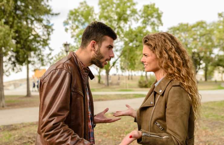 Uomo che si comporta male con una donna