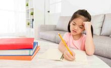 Come comportarsi quando i propri figli non vogliono fare i compiti