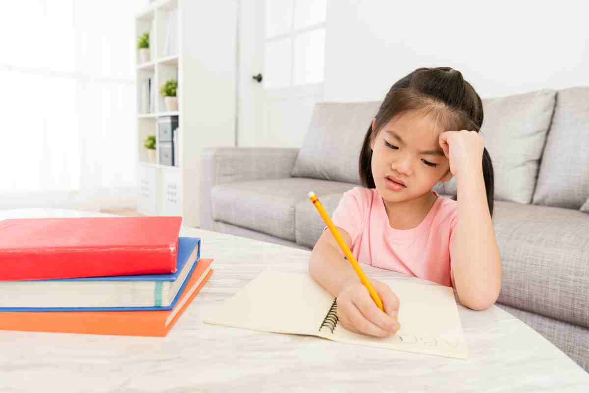 Come comportarsi quando i propri figli non vogliono fare i compiti